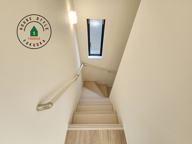 福岡市西区泉3丁目第1-2棟（A号棟)の内観：施工例|＜手すり付階段＞手すりがないと階段の昇り降りで危険なことはもちろん、壁に手をつきながら歩くことで壁紙が汚れやすくなります。すべての方に快適に昇り降りしていただくため、手すりを設置しました。