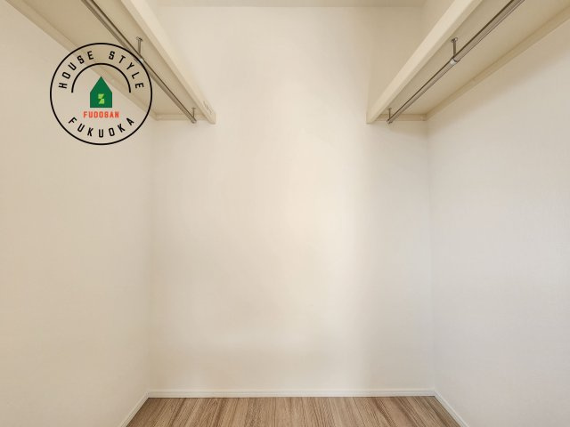 福岡市西区泉3丁目第1-2棟（A号棟)の内観：施工例|洋服や大きな荷物が多い方や人数の多いご家族などは、一般的なクローゼットよりもウォークインクローゼットのほうが使い勝手が良いです。