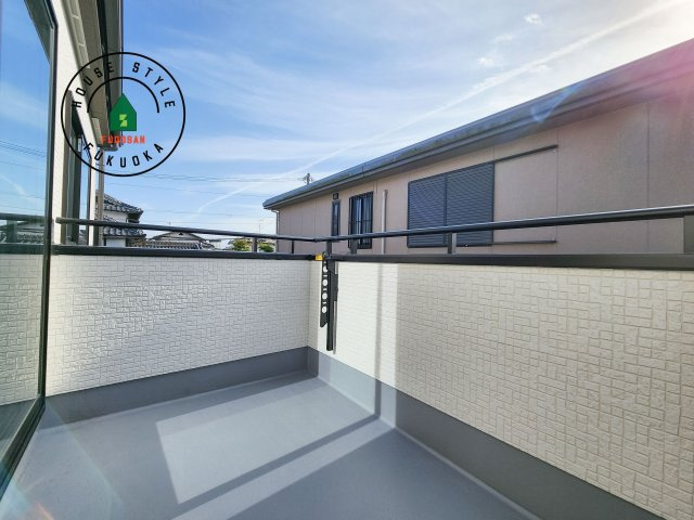 福岡市西区泉3丁目第1-2棟（A号棟)の外観：施工例|風をしっかりと感じられるバルコニーでは、毎日が洗濯日和です。広々としているので洗濯も楽しくなるでしょうし、気分転換にバルコニーからの眺めを楽しむのもいいでしょう。