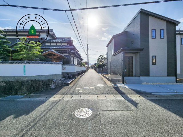 福岡市西区泉3丁目第1-2棟（A号棟)の前面道路含む現地写真|前面道路は閑静な住宅地をはしる車通りの少ない道路。お車の出し入れが苦手なママや小さなお子様にも安心ですね。しっかり舗装もされているので、ベビーカーや自転車で通っても快適に通行できます。