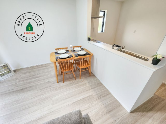 福岡市西区泉3丁目第1-2棟（A号棟)の内観：施工例|キッチンから立ち込める香りが今日の料理を期待させます。