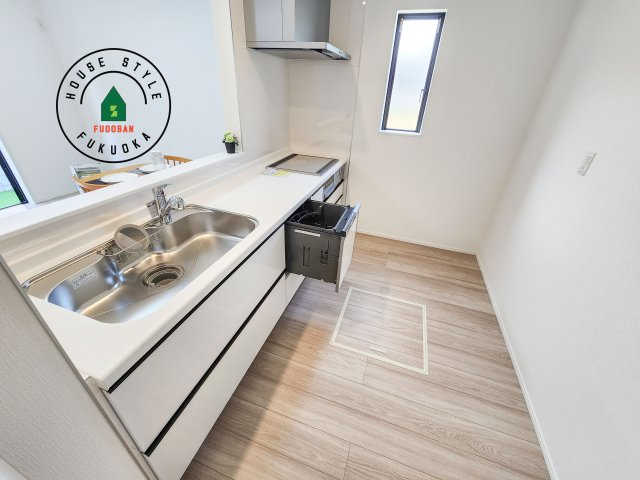 福岡市西区泉3丁目第1-2棟（A号棟)の内観：施工例|ダイニングテーブルへの配膳がラクラク、お料理はかどるカウンター付きシステムキッチン！