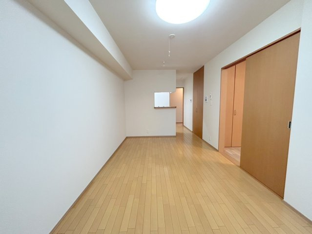 アテスウェイ駒場の居間・リビング|★明るいフローリングの角部屋です★