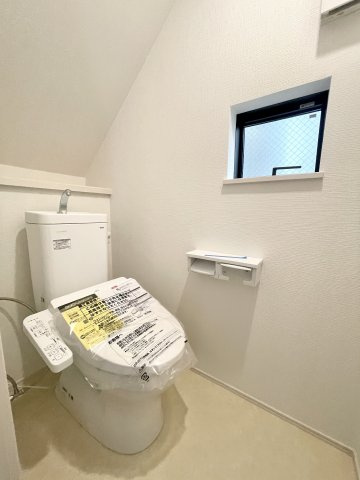 練馬区中村南1丁目　大型ロフト×ビルトイン車庫　新築戸建限定1棟のトイレ