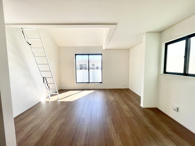 練馬区中村南1丁目　大型ロフト×ビルトイン車庫　新築戸建限定1棟の居間・リビング