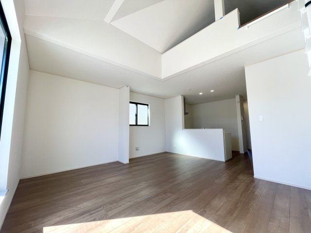 練馬区中村南1丁目　大型ロフト×ビルトイン車庫　新築戸建限定1棟の居間・リビング