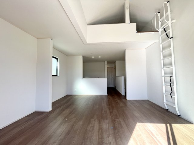 練馬区中村南1丁目　大型ロフト×ビルトイン車庫　新築戸建限定1棟の居間・リビング