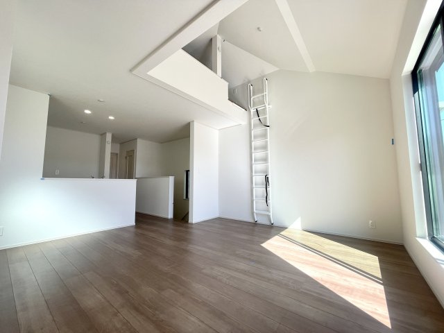 練馬区中村南1丁目　大型ロフト×ビルトイン車庫　新築戸建限定1棟の居間・リビング