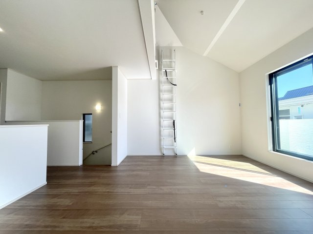 練馬区中村南1丁目　大型ロフト×ビルトイン車庫　新築戸建限定1棟の居間・リビング