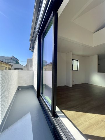 練馬区中村南1丁目　大型ロフト×ビルトイン車庫　新築戸建限定1棟のバルコニー