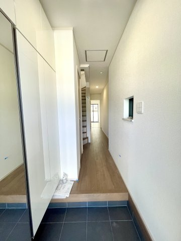 練馬区中村南1丁目　大型ロフト×ビルトイン車庫　新築戸建限定1棟の玄関