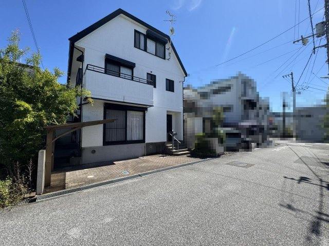 高知市仲田町　中古戸建ての前面道路含む現地写真