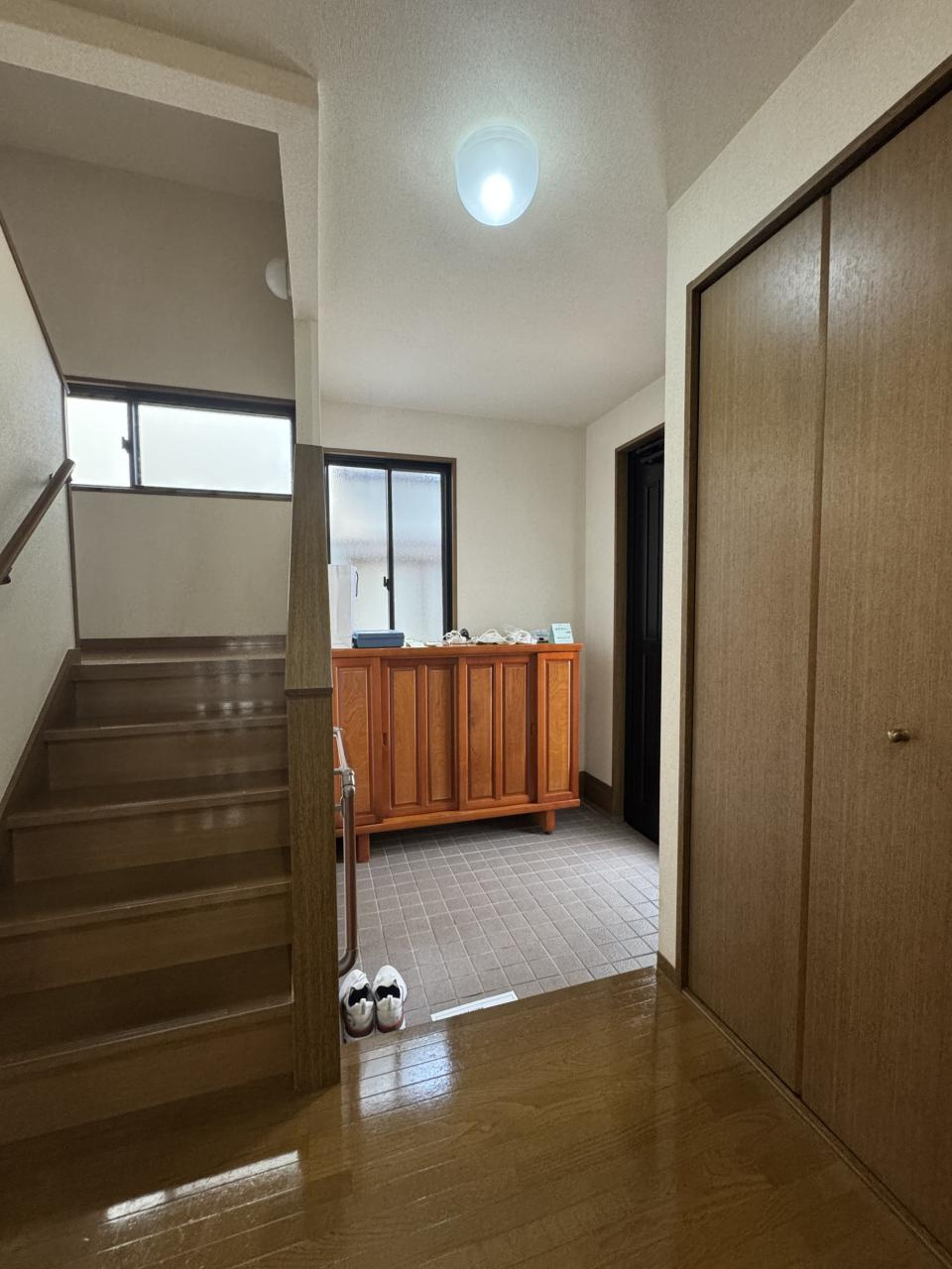 高知市仲田町　中古戸建ての玄関