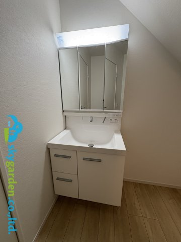 綾瀬市寺尾本町1期　新築戸建　全2棟1号棟の独立洗面台|三面鏡付き　清潔感ある洗面台