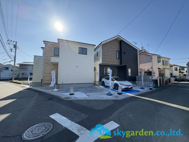 綾瀬市寺尾本町1期　新築戸建　全2棟1号棟の前面道路含む現地写真|暮らしやすい住環境です