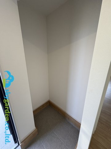 綾瀬市寺尾本町1期　新築戸建　全2棟1号棟の収納|玄関にはコンパクトながら土間収納が有ります