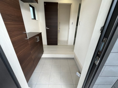 【玄関】 | 【20万円ｷｬｯｼｭﾊﾞｯｸ対象物件】リーブルガーデン香芝市平野 全2棟 1号棟