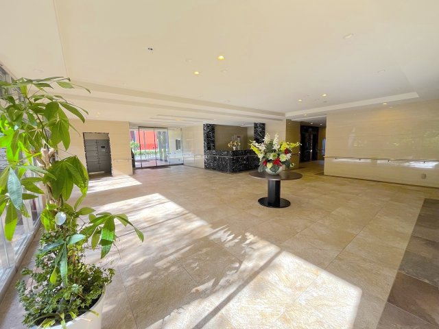 オーヴィジョン照葉アクアテラスのエントランス