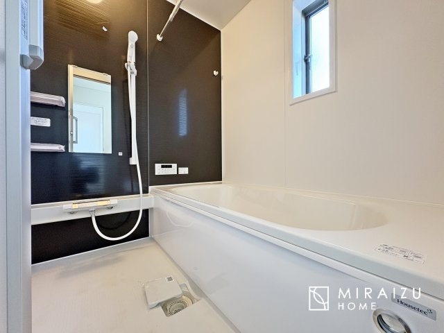 【浴室】 | お子さんとわいわいと楽しいバスタイムもよし、一人でゆったりと入るのもよし、浴室換気乾燥機付きのユニットバス。お洗濯物を干せるだけでなく、カビ防止にもなります。