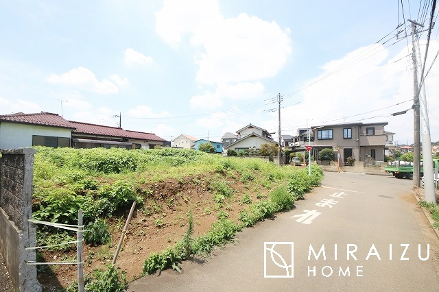 【外観】 | 青く澄み渡った綺麗な空と、陽の光をたっぷりと受ける、そんな新築住宅で新生活をスタートしてみませんか？見学・ご相談等、ミライズホーム(株)までお気軽にご連絡下さい♪
