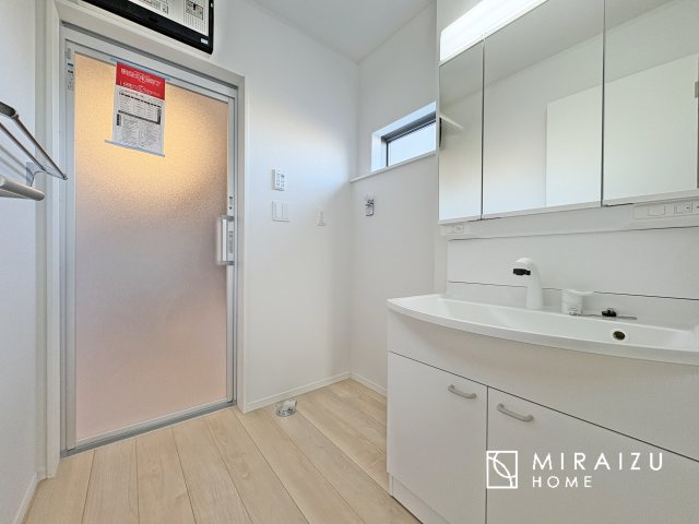 【独立洗面台】 | 洗濯機置き場、脱衣スペースもしっかりと確保されている洗面室。
水回りが集結した間取りなので、お料理やお洗濯物、お掃除の同時進行も可能です。