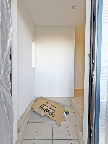 【玄関】 | 永く住むからこそシンプルで飽きのこないデザインに。ただいま、おかえりの温かな声が聞こえる玄関。