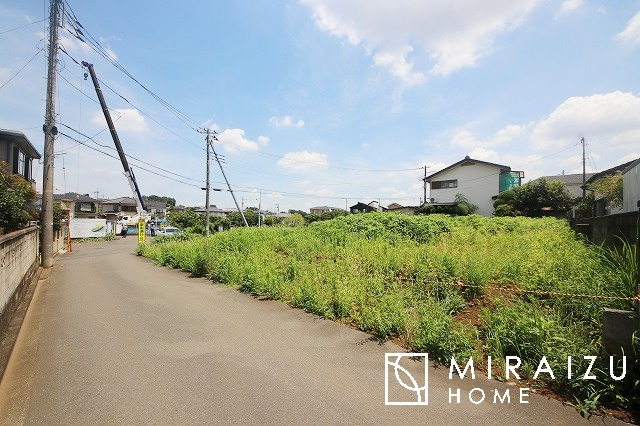 【外観】 | 青く澄み渡った綺麗な空と、陽の光をたっぷりと受ける、そんな新築住宅で新生活をスタートしてみませんか？見学・ご相談等、ミライズホーム(株)までお気軽にご連絡下さい♪

