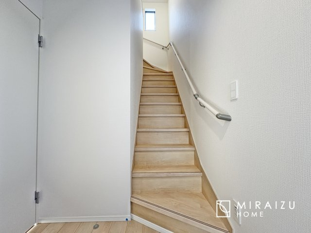 【内装】 | 安全性に配慮した手すり、清潔感や明るい陽光を取り入れてくれる窓がある階段。LED照明付きでお財布にもやさしいつくり。