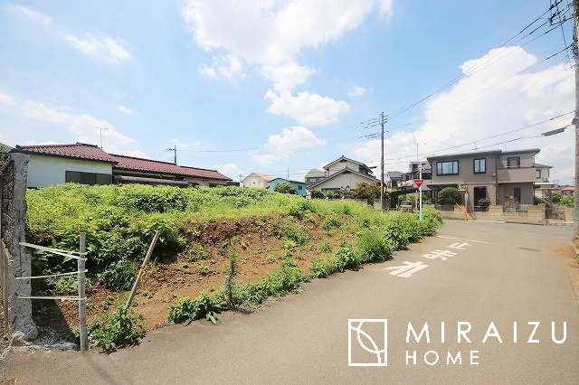 【前面道路含む現地写真】 | プライバシー性と開放感を高める住環境。陽当たりの良い開かれたロケーションを活かし、心地よい暮らしをプランニング

