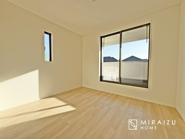 【洋室】 | 暮らしやすさを考えたプランで快適な現地ロケーションを実現。安らぎに満たされる、ゆとりのある日々を過ごせます♪