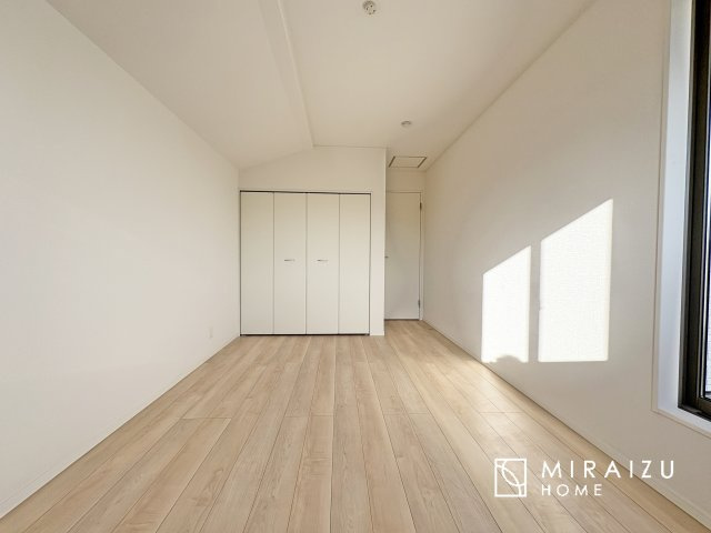 【寝室】 | 日当たりの良いお家は嬉しいですよね。それぞれ価値観が分かれる箇所です、実際に内覧して日当たりの心地よさをご体感下さいね♪