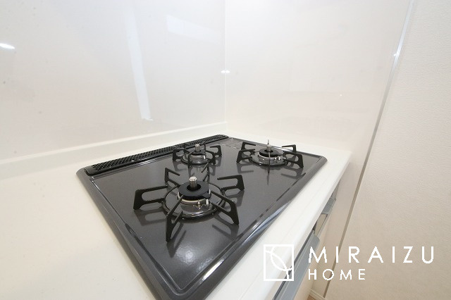 【その他】 | 3口コンロ付きなので、お料理がすごくはかどります。煮込み料理をしながら、焼き物や汁物などをパパパッとお料理可能です。コンロの数が多いことで時短料理も可能になるのが嬉しいですね。
