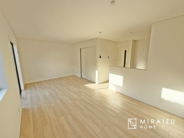 【居間・リビング】 | 食事を取るスペースもリラックスしてくつろげるスペースもお子さんが勉強するスペースも兼ね備えたリビングダイニング。