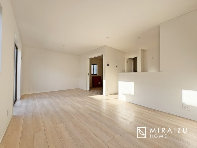 【居間・リビング】 | 窓が多いと温かな太陽の光と心地いい風が室内へと入ります。家族が集まるリビングは明るく過ごしやすいつくりです。窓が多いお家は住みやすい証です。