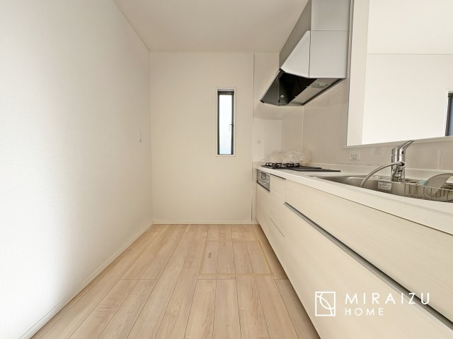 【キッチン】 | 収納に様々な工夫がされていて出しやすく片付けやすい、散らかりにくいキッチンになっています！人工大理石の天板や深型シンクなど、デザイン性と機能性を兼ね備えているので見せたいキッチンになっています。