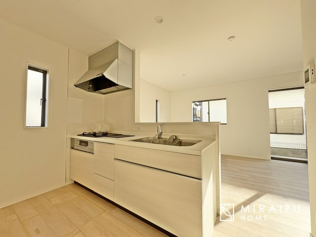 【キッチン】 | 広々としたキッチンは大きな深型シンク、3口コンロ、換気扇、大きなお鍋から小物まで取り出しやすさを考えられた引き出し収納の付いたシステムキッチンです。