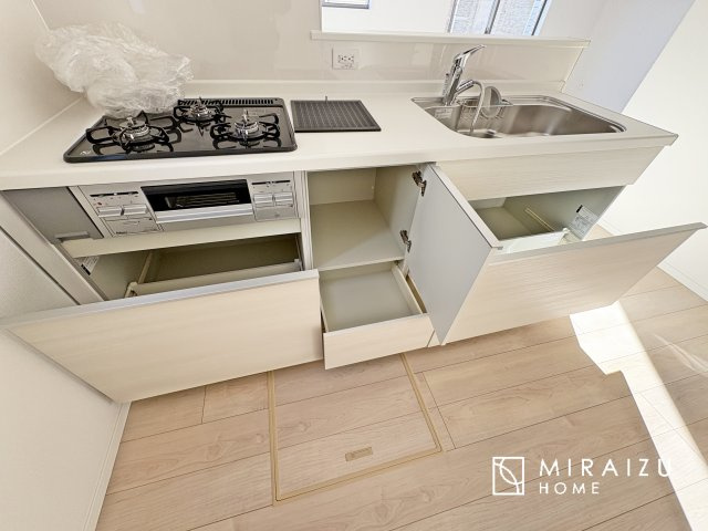 【キッチン】 | 収納力と機能性を備えたシステムキッチン。圧力鍋や大きなフライパンなどの調理器具から調味料など幅広く収納し、お料理のしやすいつくりになっています。