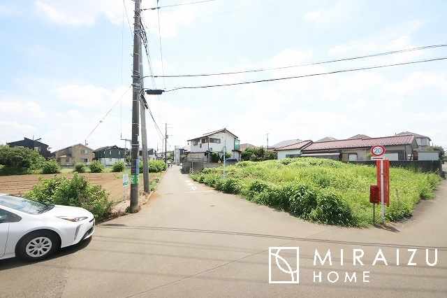 【前面道路含む現地写真】 | 日当たりの良いお家は嬉しいですよね。それぞれ価値観が分かれる箇所です、実際に内覧して日当たりの心地よさをご体感下さいね♪
