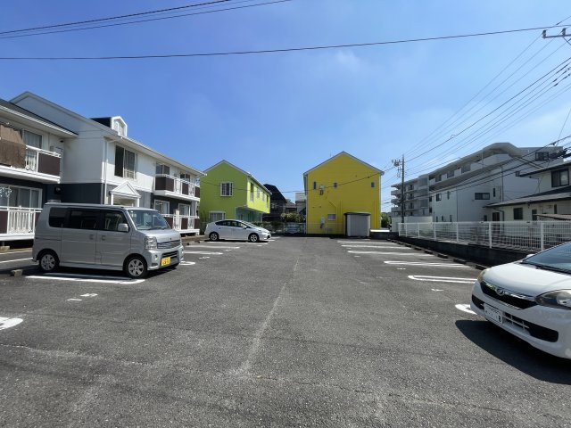 ３棟売アパート（トゥインクル吉田ABC）の駐車場|駐車スペースは各世帯2台分ございます。※車種による