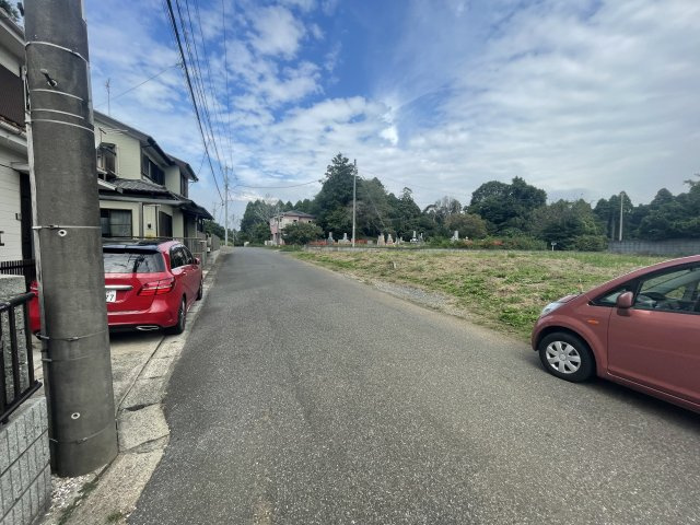 松之郷売り戸建住宅の前面道路含む現地写真
