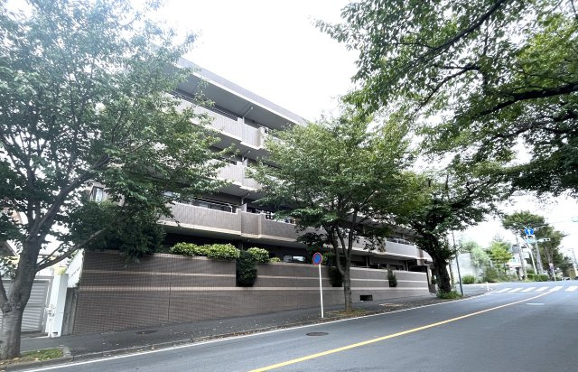 青葉台ヒルズの外観|総戸数17戸 鉄筋コンクリート造地上4階建て3階部分　桜楽坂通り沿いでバルコニーから桜が望めます。