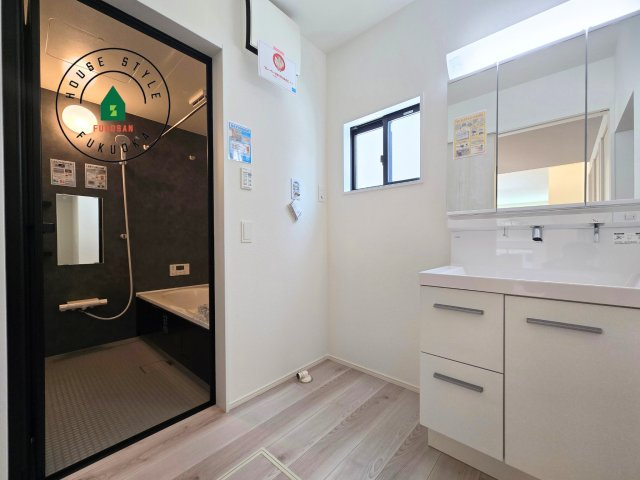 福岡市城南区東油山5丁目第1-3棟（3号棟）の内観：施工例|ゆとりの洗面スペースで朝の身支度もスムーズに。暮らしを快適に変えるシャワー付洗面台です！