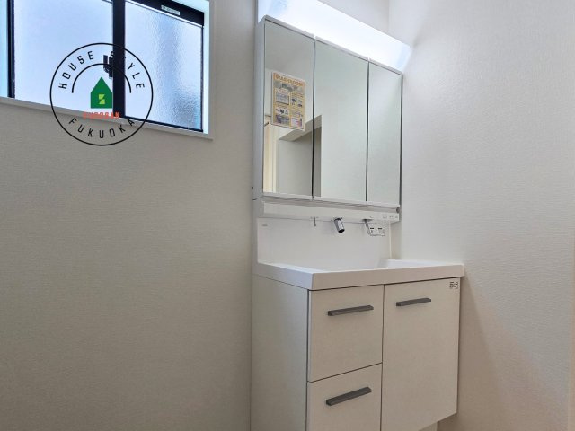 福岡市城南区東油山5丁目第1-3棟（3号棟）の内観：施工例|毎日使うものだから清潔な空間を保ちたい水回り。洗面にはそんな願いを解消させてくれる収納アイデアが満載です。三面鏡の裏側にはキャビネットが現れ小物から背の高い物まで収納できます。