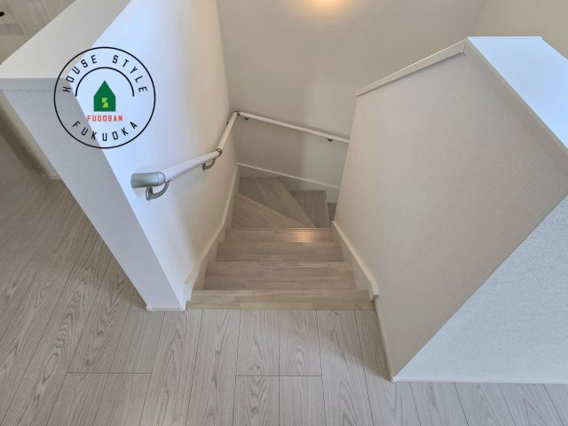 福岡市城南区東油山5丁目第1-3棟（3号棟）の内観：施工例|階段からも明るい光が入ります。採光や通風も階段の重要な役割です。