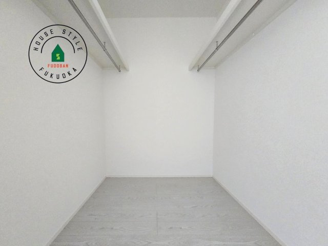 福岡市城南区東油山5丁目第1-3棟（3号棟）の内観：施工例|洋服や大きな荷物が多い方や人数の多いご家族などは、一般的なクローゼットよりもウォークインクローゼットのほうが使い勝手が良いです。