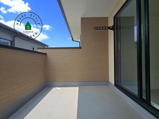 福岡市城南区東油山5丁目第1-3棟（3号棟）の外観：施工例|風をしっかりと感じられるバルコニーでは、毎日が洗濯日和です。広々としているので洗濯も楽しくなるでしょうし、気分転換にバルコニーからの眺めを楽しむのもいいでしょう。