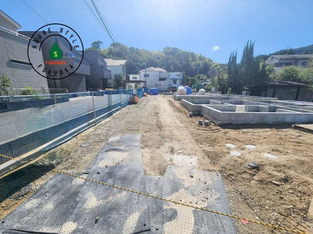 福岡市城南区東油山5丁目第1-3棟（3号棟）の前面道路含む現地写真|前面道路は閑静な住宅地をはしる車通りの少ない道路。お車の出し入れが苦手なママや小さなお子様にも安心ですね。しっかり舗装もされているので、ベビーカーや自転車で通っても快適に通行できます。