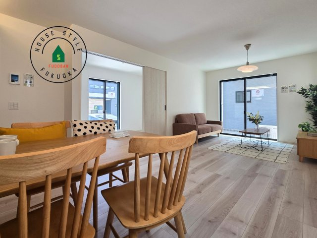 福岡市城南区東油山5丁目第1-3棟（3号棟）の内観：施工例|ご家族を近くに感じられる対面キッチンのLDK。会話もはずみそうですね。