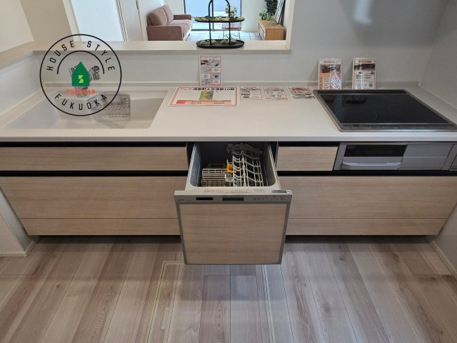 福岡市城南区東油山5丁目第1-3棟（3号棟）の内観：施工例|ダイニングテーブルへの配膳がラクラク、お料理はかどるカウンター付きシステムキッチン！