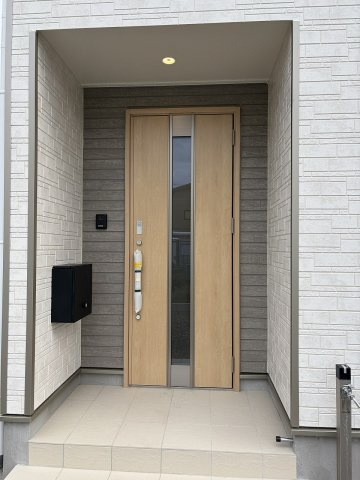 安曇野市三郷明盛　1号棟の玄関